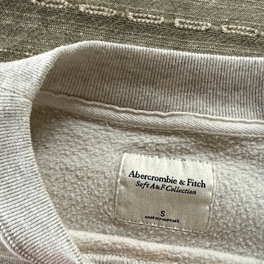 Abercrombie & Fitch Boxy Light Gray Calabasas Sweater - Picture 2 of 5